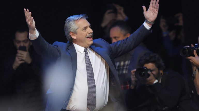 Fernández obteve 47,1% dos votos, seguido do chefe de Estado Macri, com 32,5%