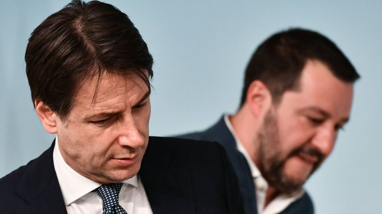 O primeiro-ministro Giuseppe Conte (em primeiro plano), já não é apoiado pela Liga de Matteo Salvini