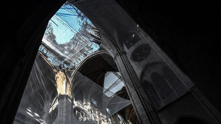 O trabalho dentro da catedral já tinha sido suspenso devido à preocupação com a contaminação por chumbo