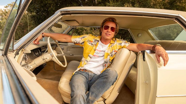 Cliff Booth, personagem de Brad Pitt, traz um clássico do guarda-roupa tarantiniano: a camisa havaiana