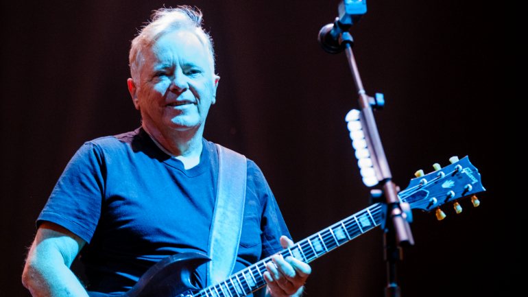 Bernard Sumner, vocalista e guitarrista dos New Order, no Vodafone Paredes de Coura, esta quinta-feira, 15 de agosto