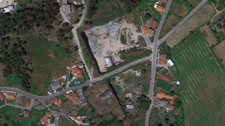 As duas pedreiras (no centro da imagem) junto à via, uma a norte e outra a sul, fizeram com que a Câmara Municipal de Guimarães cortasse temporariamente o caminho