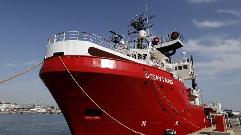 A bordo do &quot;Ocean Viking&quot; não se verificam situações de emergência entre os 365 migrantes