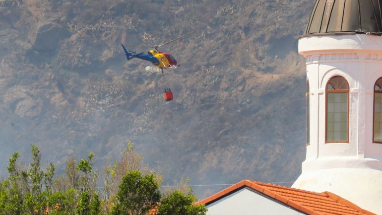 Um incêndio florestal que lavra desde sábado em Valleseco, na Grã Canária, obrigou à retirada de quatro mil pessoas esta noite