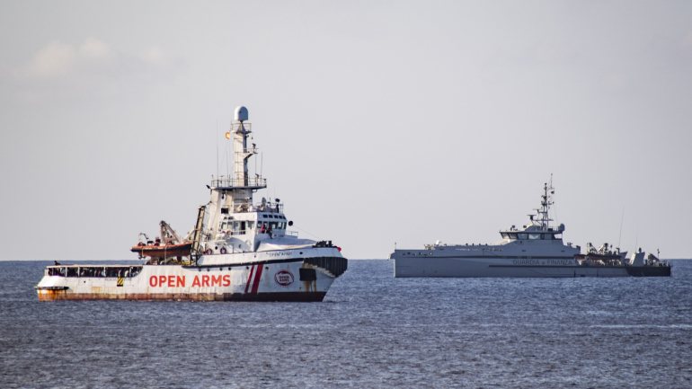 O navio humanitário &quot;Open Arms&quot; está há 17 dias no Mediterrâneo com os migrantes a bordo