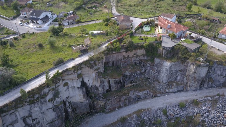 A pedreira em Vila Boa do Bispo explorou a pedra até ao limite da casa e do caminho
