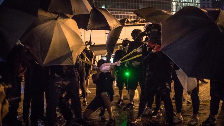 Em 1 de julho, alguns manifestantes invadiram mesmo o parlamento de Hong Kong, num dos dias mais violentos da série de protestos do último mês