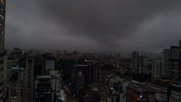 O Inmet diz que São Paulo está “dentro de uma nuvem”, por causa do choque de temperatura entre as duas massas de ar
