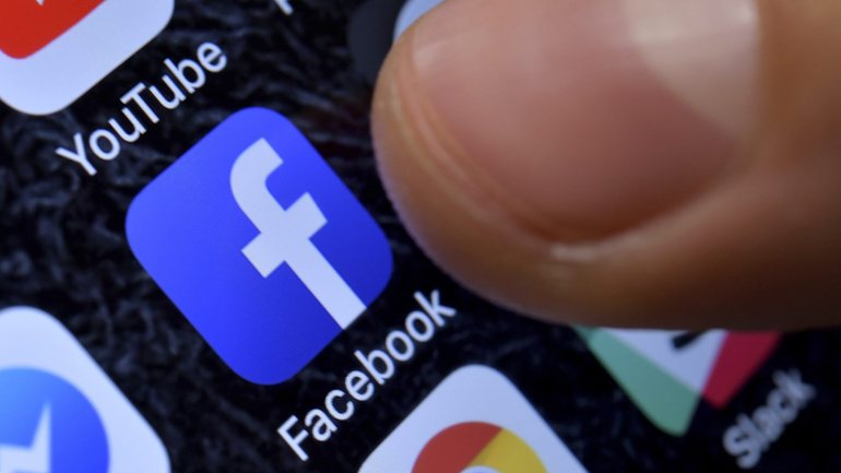 O Facebook é a maior rede social de todo o mundo com mais de 2 mil milhões de utilizadores. Em 2018, foi conhecido que os dados de 87 milhões foram utilizados pela Cambridge Analytica para influenciar eleições