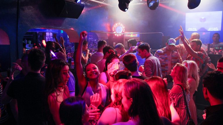 Os bares e discotecas vão ter um período de três anos para promoverem a adaptação aos novos requisitos