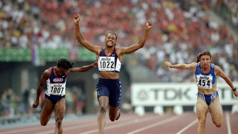 A atleta norte-americana conquistou três medalhas de ouro e duas de bronze nos Jogos Olímpicos de Sydney, em 2000