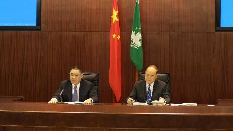 Fernando Chui Sai On e Ho Iat Seng numa assembleia legislativa em 2015