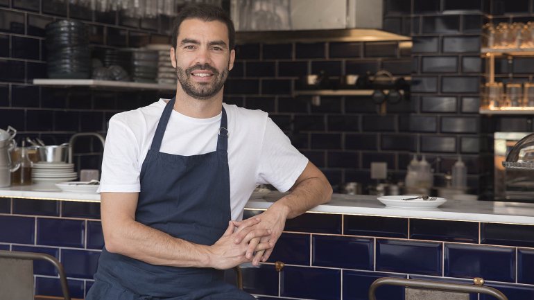 O jovem chef regressa às suas origens, depois de alguns anos a trabalhar em Lisboa e de muitas viagens pelos quatro cantos do mundo