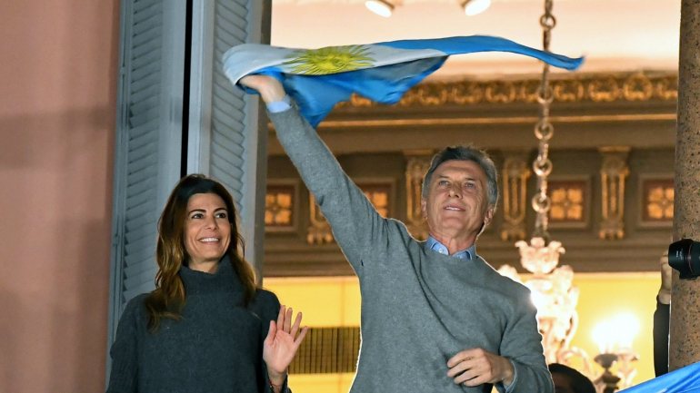 O Presidente Mauricio Macri e a primeira dama Laura Awada agradecem o apoio dos argentinos