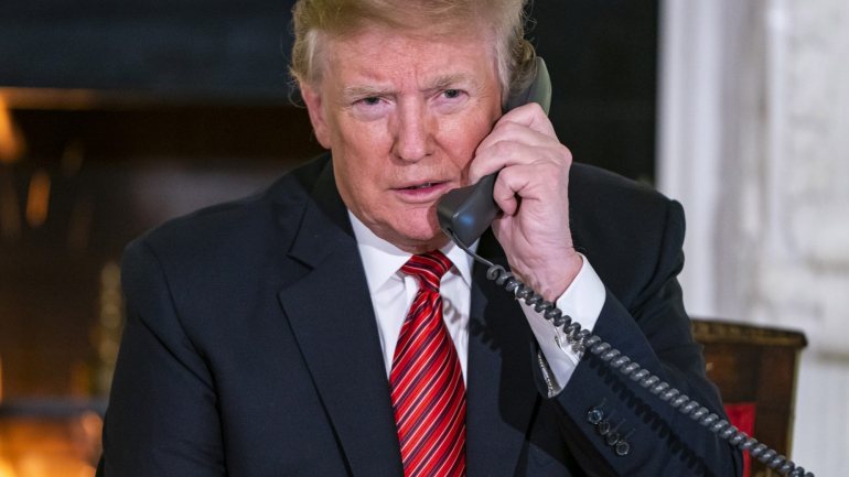 Donald Trump fala em &quot;duas chamadas muito, muito boas&quot;, depois de dias em que anunciou novas tarifas e ordenou empresas dos EUA a começarem a preparar saída da China