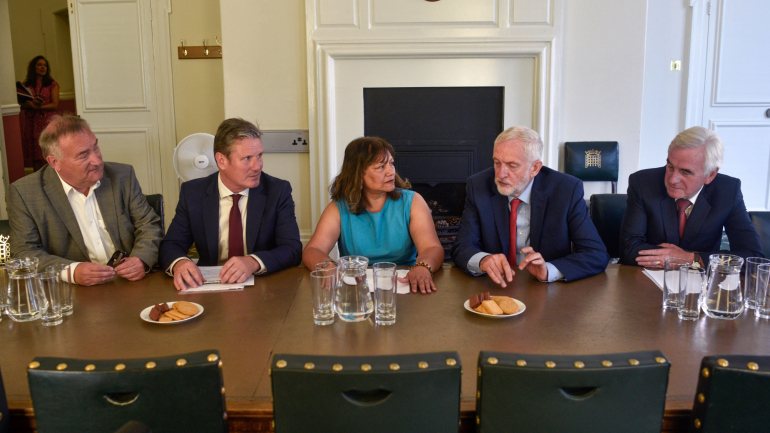 A reunião desta terça-feira foi convocada por Jeremy Corbyn, líder do principal partido da oposição ao governo de Boris Johnson