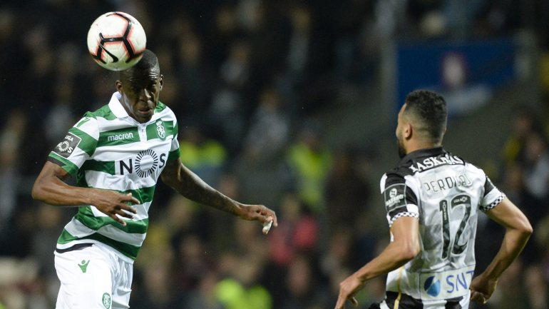 O defesa do Sporting e os médios do FC Porto integram uma lista de 24 jogadores convocados