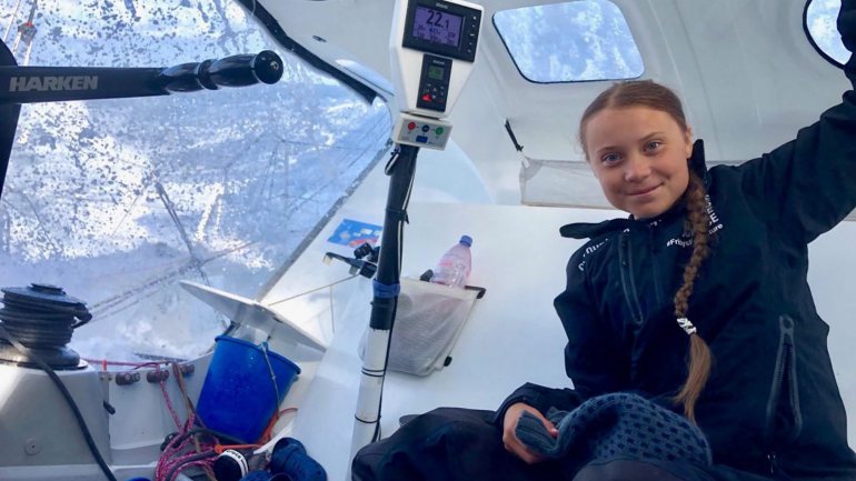 A sueca de 16 anos recusou viajar de avião, devido à poluição que provoca. O veleiro foi então a alternativa ambientalmente sustentável escolhida