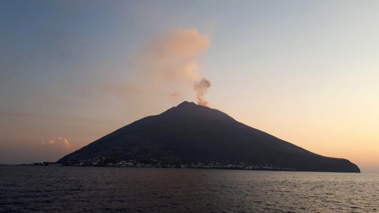 Stromboli  fica 217 quilómetros a sudeste de Nápoles e é um dos três vulcões italianos ativos