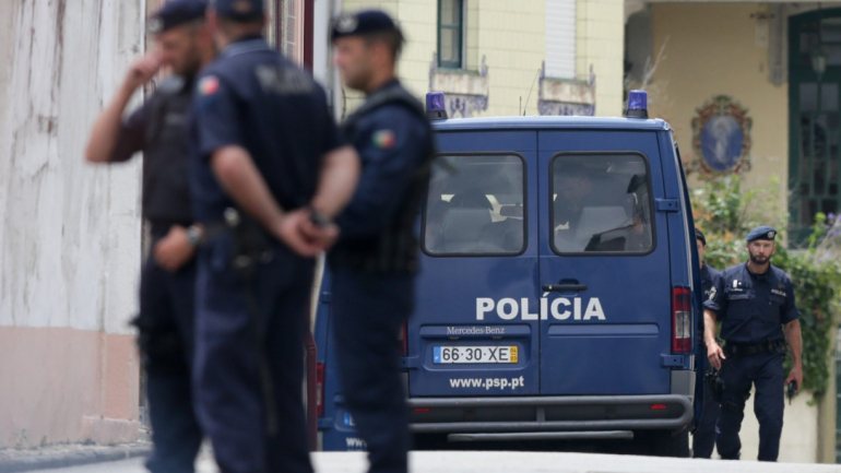 Nas 26 buscas realizadas procedeu-se à apreensão de algumas armas, “quantidade substancial” de drogas e 10 mil euros