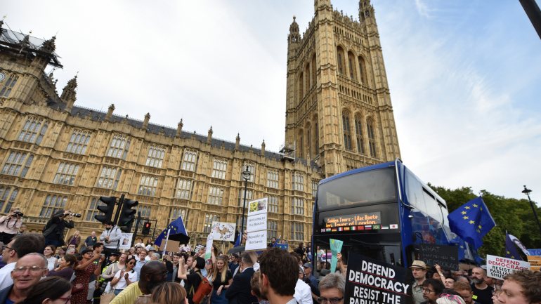 Manifestação em frente ao Parlamento britânico contra a decisão de Boris Johnson de suspender o órgão