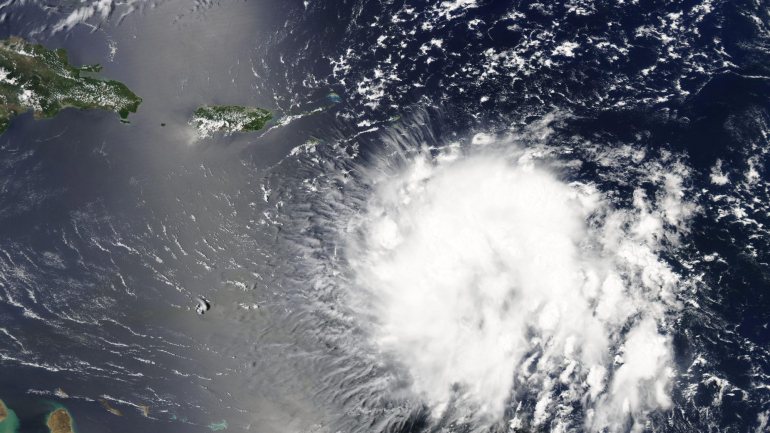 O furacão Dorian continua a ganhar força com ventos máximos sustentados de 175 quilómetros por hora
