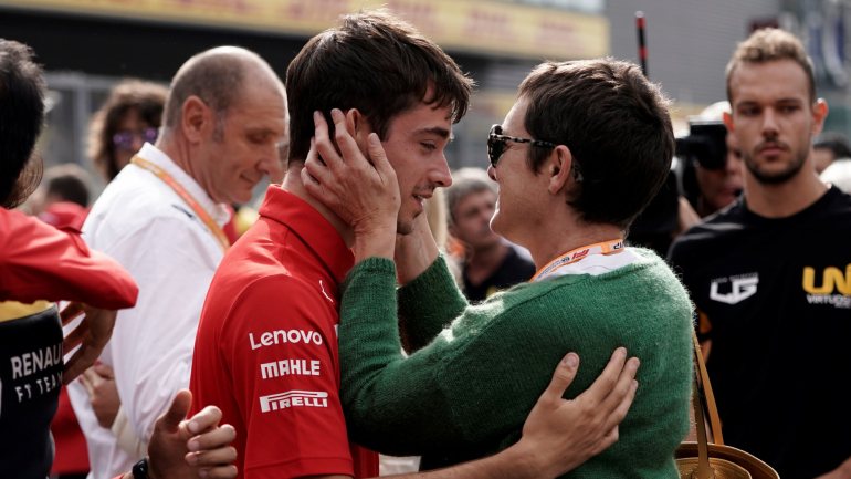 Leclerc apresentou as condolências à mãe de Anthoine Hubert antes do início da corrida