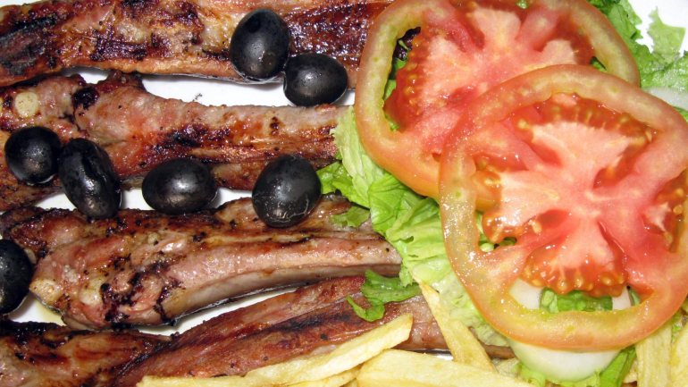 O estudo mostra que os homens tendem a comer quase mais uma refeição semanal com carnes vermelhas do que as mulheres