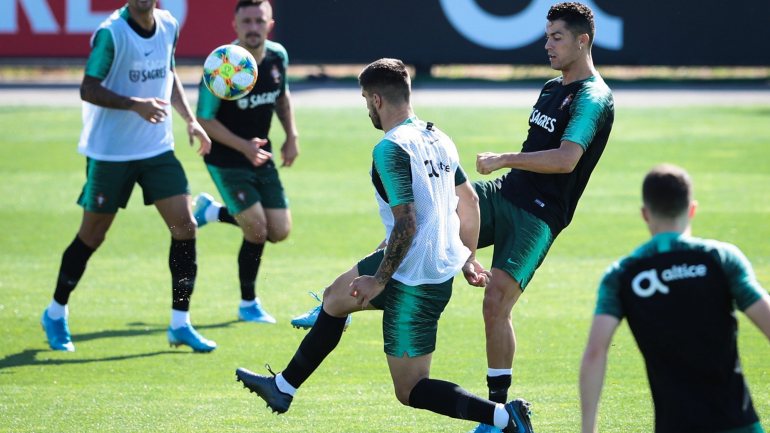 No arranque do apuramento, a formação portuguesa somou dois empates caseiros, com Ucrânia (0-0) e Sérvia (1-1)