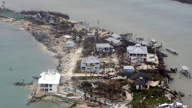 Pelo menos sete pessoas morreram nas Bahamas durante a passagem do furacão
