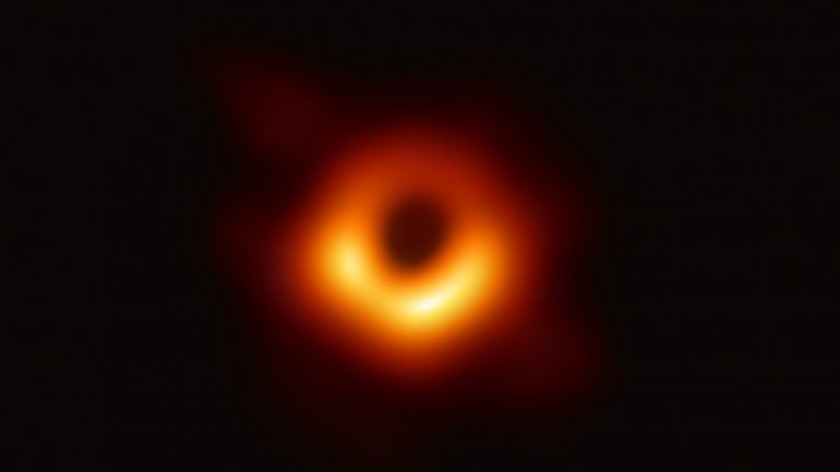A imagem dos contornos do buraco negro permitiu comprovar mais uma vez a Teoria da Relatividade Geral, de 1915, de Albert Einstein
