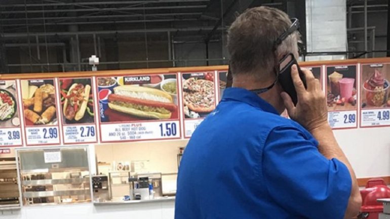 O homem foi fotografado ao lado dos geradores no supermercado, mas não quer que o seu nome seja revelado
