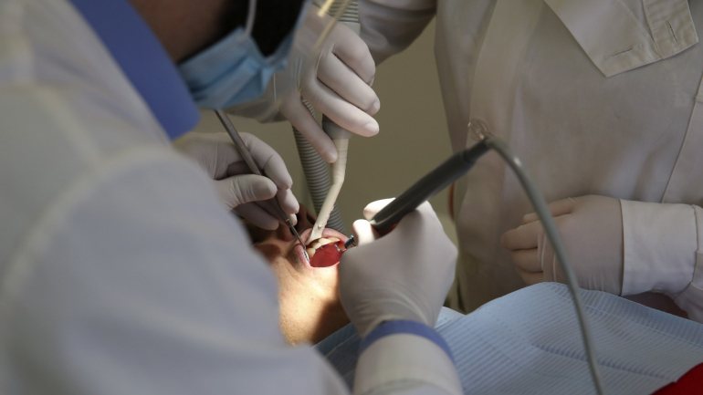 30% da população nunca vão ao dentista ou só vão em caso de urgência, além de que 70% dos portugueses têm falta de dentes e 55% deles nada têm a substituir os dentes que caíram