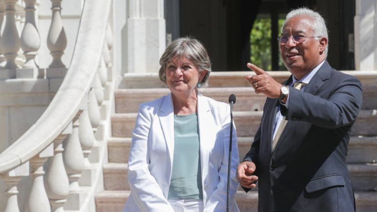 O primeiro-ministro, António Costa (D), discursa acompanhado pela comissária indigitada, Elisa Ferreira (E), discursa após um encontro no Palácio de São Bento, em Lisboa, 29 de agosto de 2019