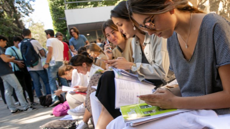 Estudantes espanholas à espera de fazer testes de admissão à universidade este verão em Sevilha (@ Jesús Prieto/Europa Press via Getty Images)