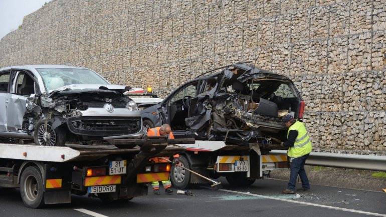 Uma colisão entre dois veículos ligeiros de passageiros, em 2018, que causou um morto e quatro feridos, dois deles em estado grave