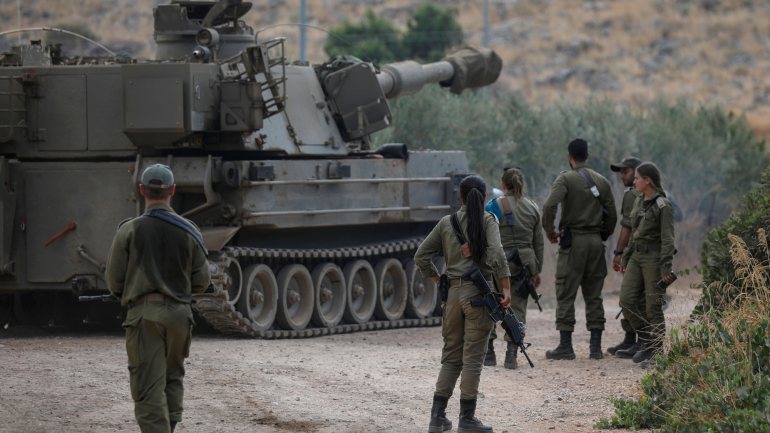 Israel tem reforçado o contingente na fronteira com o Líbano na sequência da troca de acusações e ataques militares