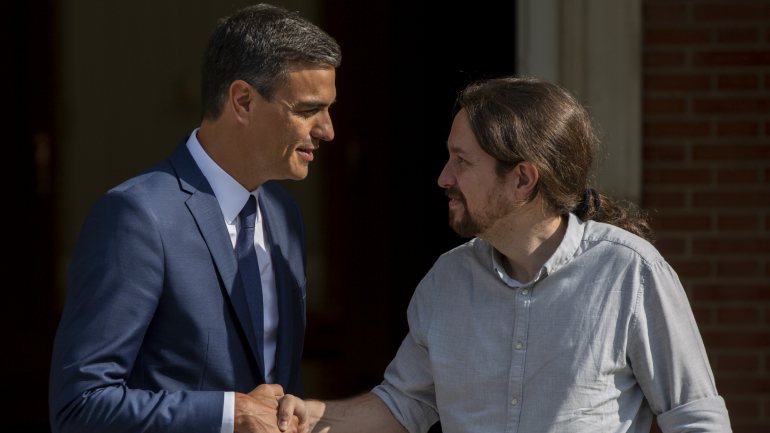 Pedro Sánchez (à esquerda) ainda não desistiu de convencer Pablo Iglesias (à direita) a firmar um acordo parlamentar que permita ao PSOE governar