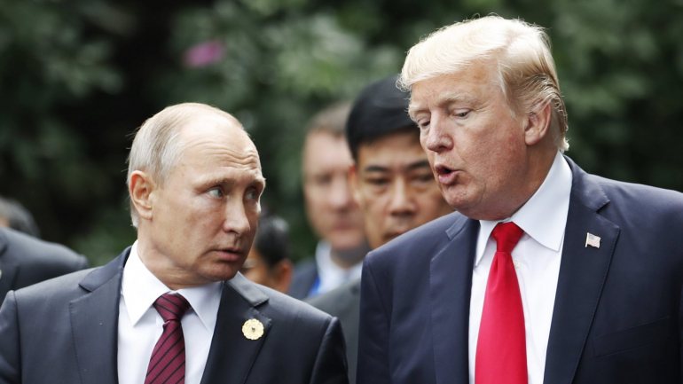 Vladimir Putin (à esquerda) ao lado de Donald Trump