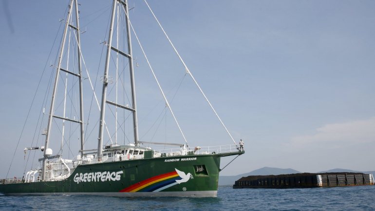 Os ativistas voltaram para o navio da organização não-governamental, que foi rebocado para fora do porto