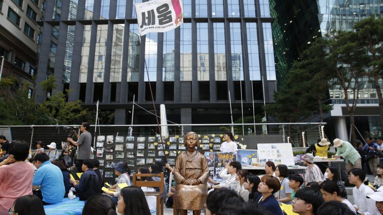 As autoridades sul-coreanas acreditam que os controlos japonesas são retaliações por decisões judiciais, algo que o governo japonês já negou