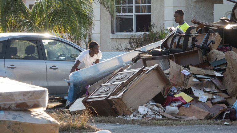 Na terça-feira, Carl Smith já tinha avançado que, sensivelmente, 4.500 pessoas foram deslocadas das suas casas nas ilhas Abaco e Grande Bahama
