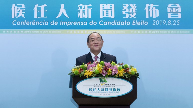 Ho Iat Seng, de 62 anos, único candidato ao cargo de chefe do executivo após ter recebido o aval de Pequim, foi eleito com 392 votos a favor, sete em branco e um nulo de uma comissão eleitoral composta por 400 membros