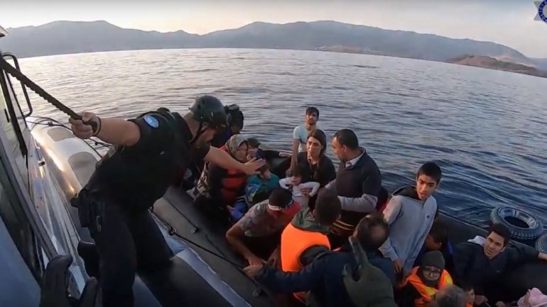 A bordo do bote estavam sete crianças, nove mulheres e 13 homens