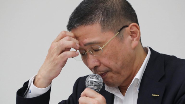 O CEO da Nissan, Hiroto Saikawa, demitiu-se após ter admitido que recebeu pagamentos indevidos. Mas vai permanecer no cargo até dia 16. Alegadamente por um crime similar, Ghosn foi preso à saída do avião em Novembro, e assim continua