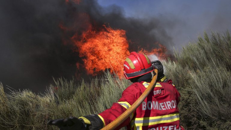Um incêndio no Peso da Régua e outro em Fafe estão a exigir a atenção da Proteção Civil