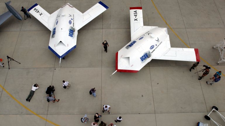 Duas aeronaves X-45A, veículos aéreos de combate não tripulado da Boeing