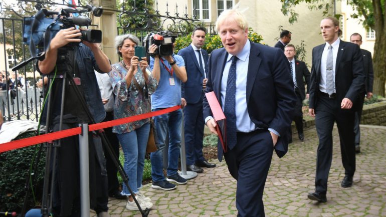 Boris Johnson no momento em que chegou para o encontro com Xavier Bettel