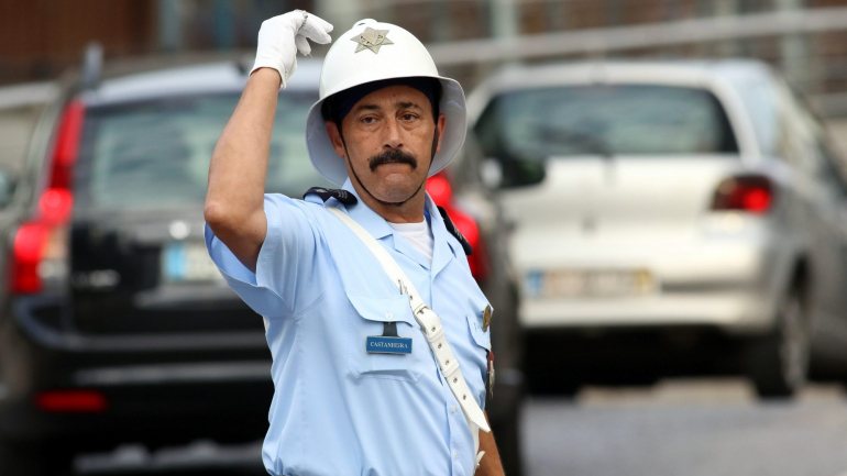 José Castanheira está vestido com o uniforme tradicional do polícia sinaleiro e assume posição no núcleo da via