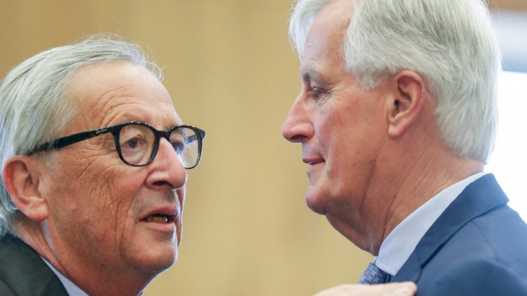 Jean-Claude Juncker (à esquerda) e Michel Barnier (à direita)
